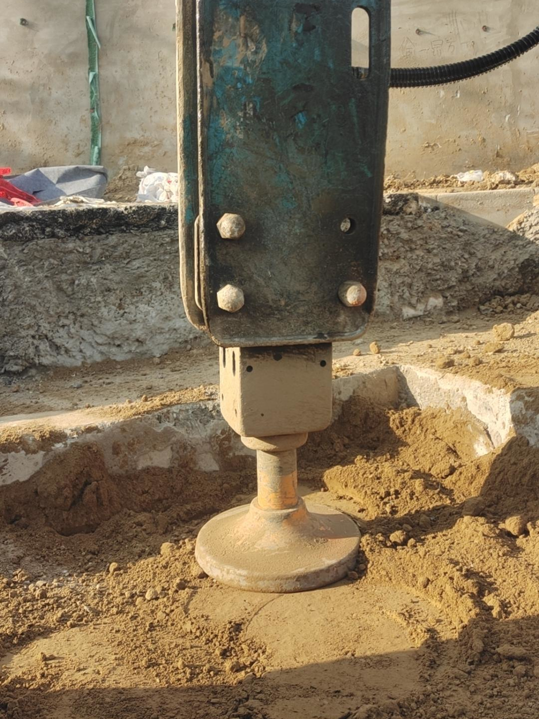 Hydraulic breaker installation with compactor chisel for soil compaction