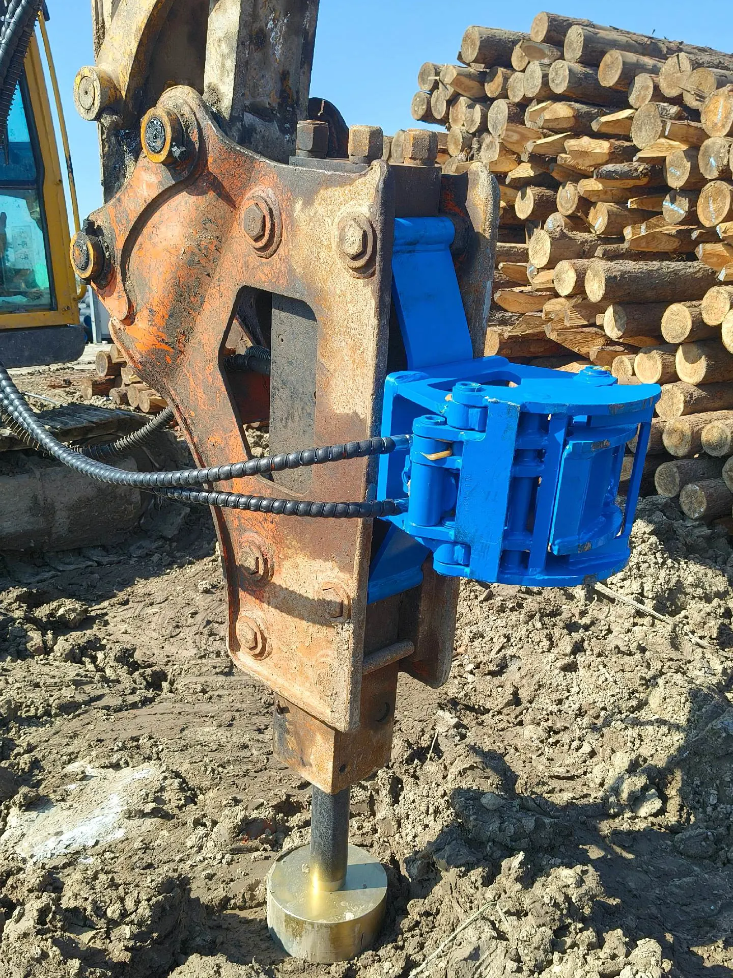 Hydraulic breaker rear clamp attachment