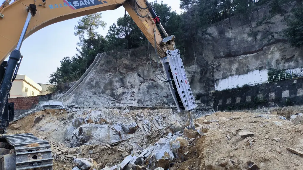 hydraulic-hammer-breaking-rocks.webp