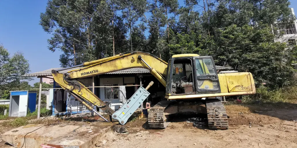 excavator-rock-breaker-real-photo.webp